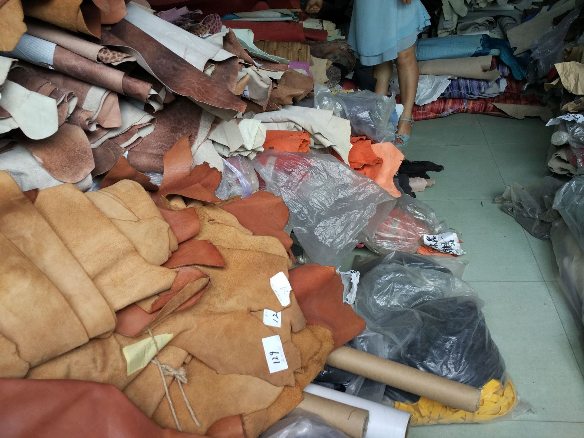 回收鞋厂、手袋厂、箱包厂、皮具厂及各类皮料布料资源，专注福建温州、上海浙江嘉兴区域